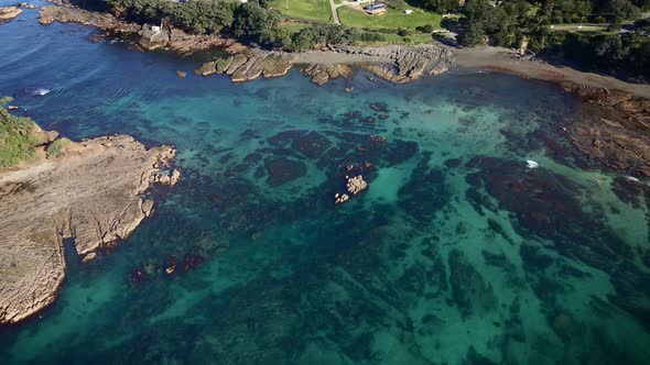 Aerial Push In On Goat Island Marine Reserve Channel Limpid Turquoise Water, New Zealand alt