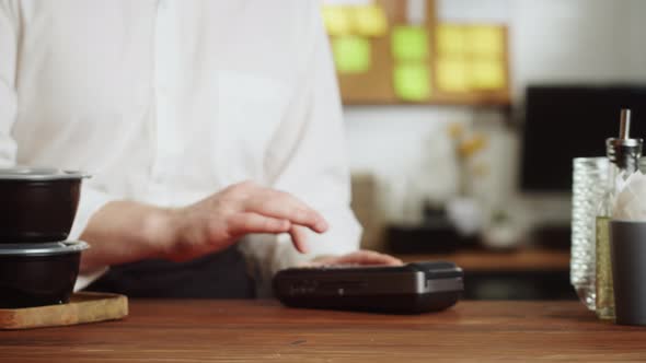 Paying with Smartwatch in Cafe alt