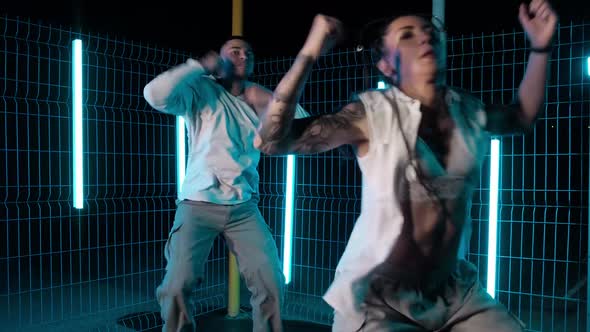 Professional Dancers Dancing Hip Hop Outdoor alt