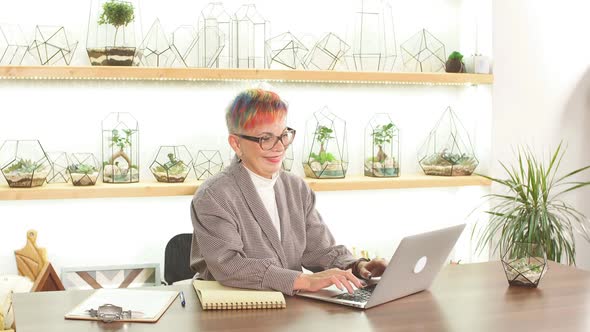 Portait of Modern and Attractive Senior Businesswoman Working on Laptop alt