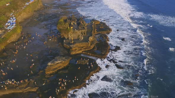 Tourist Crowd Walk Into the See To Pura Tanah Lot, Hindu Temple alt