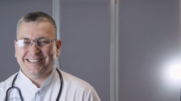 Online consultation of the patient causes a violent hysterical reaction of the doctor. hysterical la alt