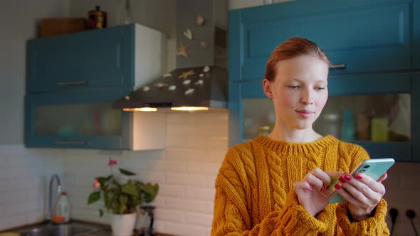 Woman Enjoys Fresh Foods and Looks at Camera and Shows Green Screen on Phone Fast Food Delivery alt
