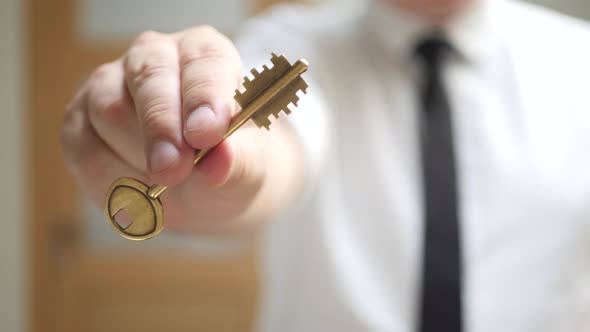 Real Estate Agent Gives Keys to Apartment Owner