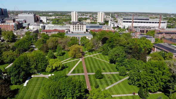 Ohio State University campus and oval with University Hall an Thompson Library alt