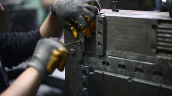 The Man Tightening A Screw With Allen alt