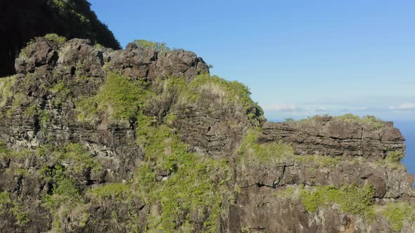 Aerial Shot Around the Rocky Layered Top of the Mountain Against the Ocean Background. Haena. Hawaii alt