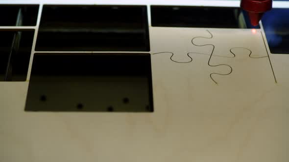 Automatic Wooden Jigsaw Puzzle Production on Toys Factory alt