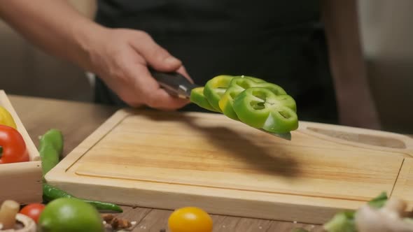 Professional Chef Cuts Green Bell Pepper alt