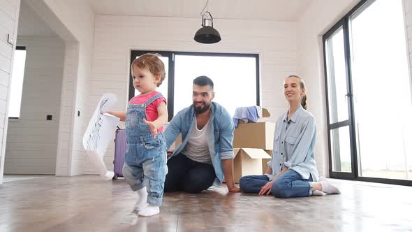 The Young Family Is in Their New Summer House, Where They Are Making Plans To Renovate the House alt