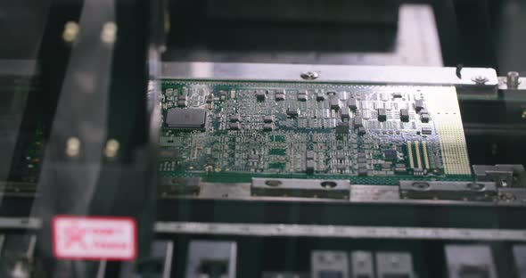 Surface Mount Technology SMT Machine places elements on circuit boards alt