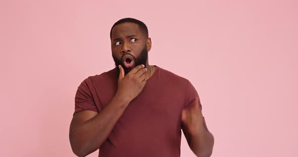 Young African American Man Thinking Got Idea Laugh Isolated on Pink Background alt