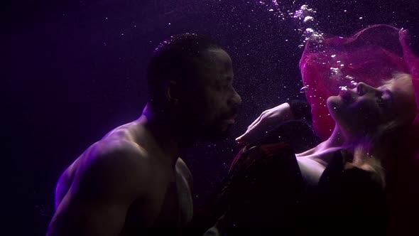 Sexy People Underwater, Man Is Embracing Beloved Woman, Passionate Dating alt