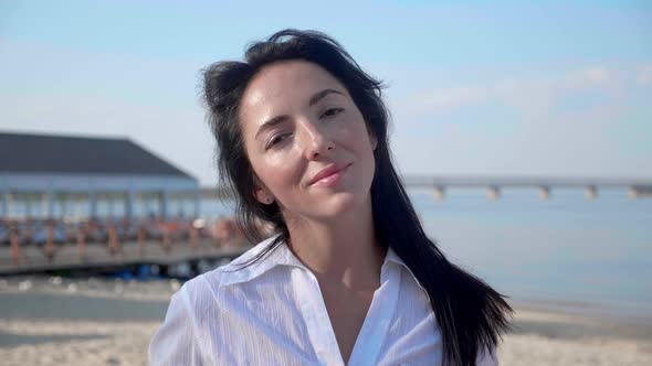 Close Up Head Shot Portrait 30s Beautiful Woman Smile Look at Camera alt