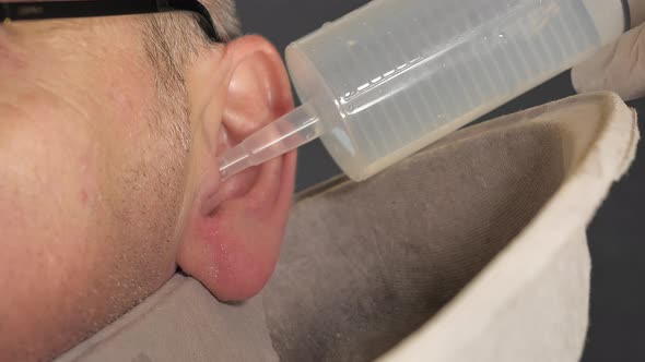 Closer Look of the Ear Rinsing Procedure at Home alt
