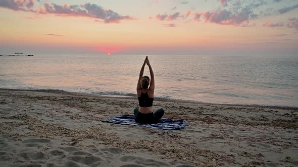 Yoga on the beach alt