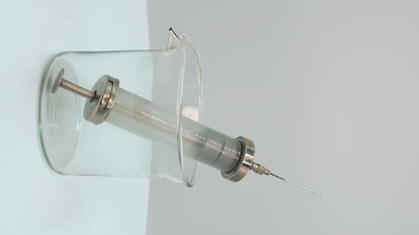 Vertical orientation video: Disposable medical syringes alt