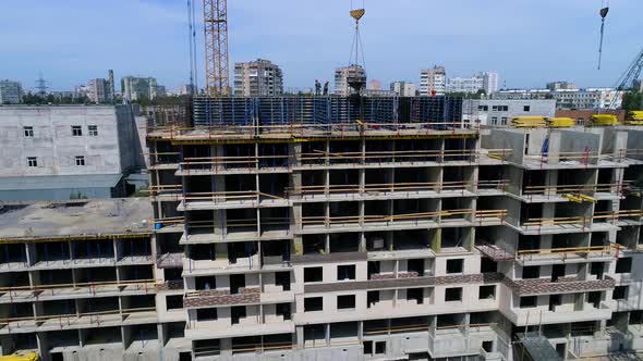 Lifting the concrete bucket with a crane for pouring concrete into the formwork alt