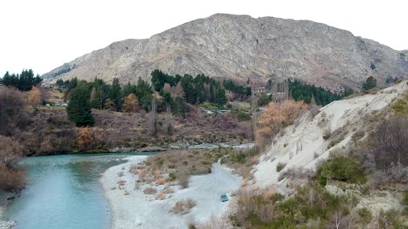 Aerial ascending shot of Skippers canyon and Shotover River in Arthurs point, Queenstown, Central Ot alt