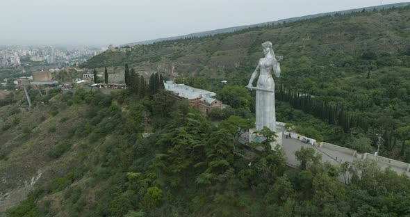 Tilt up aerial shot of a famous Mother of Georgia (Kartlis Deda) monument. alt