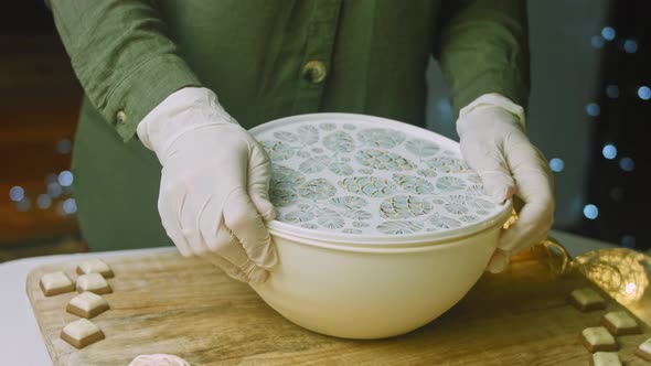 I Put a Lid on and Mix the Ingredients for the Countertop alt