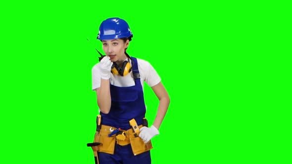 Bilder Girl Wearing Wearing Talks on the Walkie Talkie, Green Screen alt