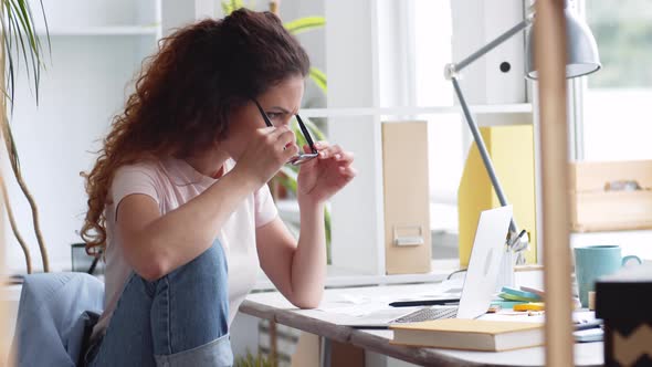 Beautiful Woman Working in Office alt