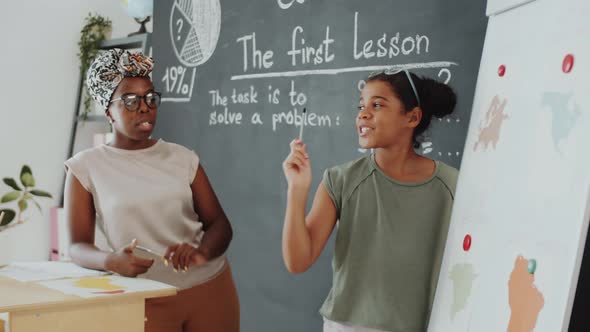 Afro-American Girl Reciting a Geography Lesson by Flipchart alt