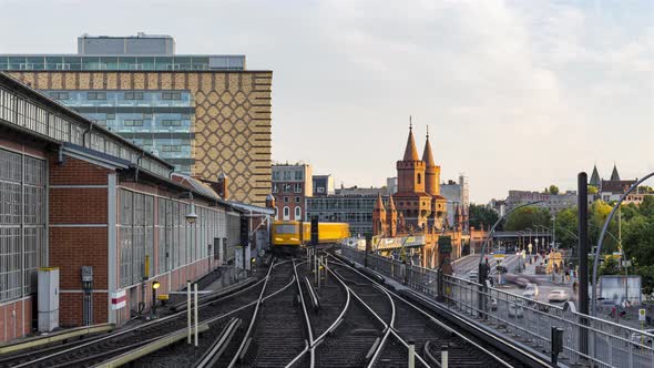 Time Lapse of moving subways on Oberbaum Bridge, Berlin, Germany alt