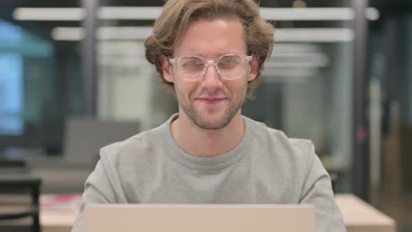 Portrait of Yes Gesture By Head Shake By Businessman at Work alt
