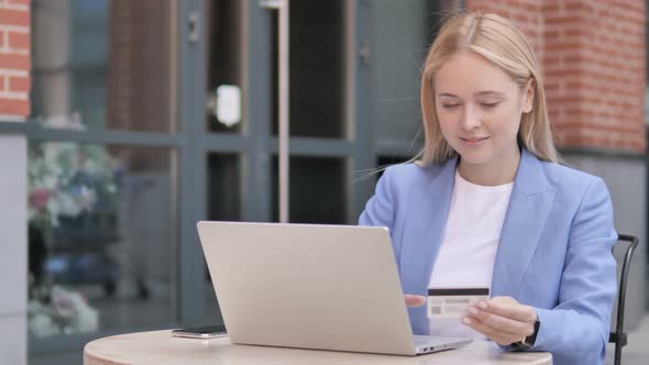 Online Shopping by Young Businesswoman Sitting Outdoor alt