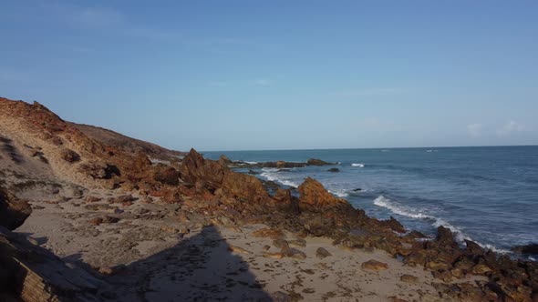 Beira mar com pedras