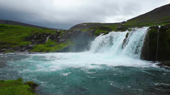 Waterfall in Iceland alt