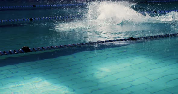 Swimmer training in a swimming pool alt