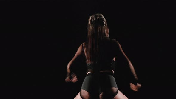 Young Woman Dancing Twerk alt