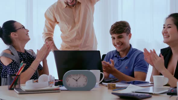 Successful Business People Celebrating Project Success at Office alt