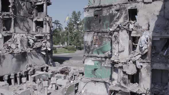 Multistorey Building Bombed During the War in Ukraine alt