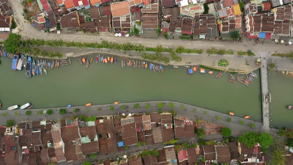 Aerial view of the river that cross the city, the houses and the boats in the small city Hot An, Vie alt