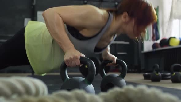 Muscular Woman Doing Push-Ups alt