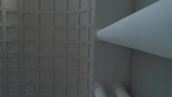 Tall columns of white stone rise to the ceiling. Baroque style. alt