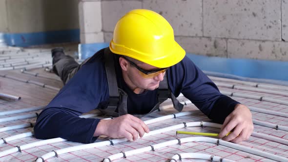 The Master Lays Pipes for a Heatinsulated Floor alt