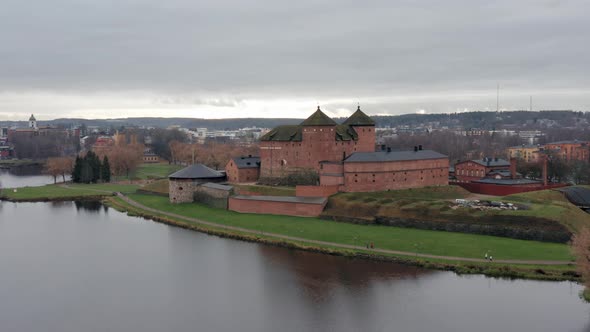 Aerial footage of Häme Castle in Hämeenlinna, Finland. This medieval castle was most likely built du alt