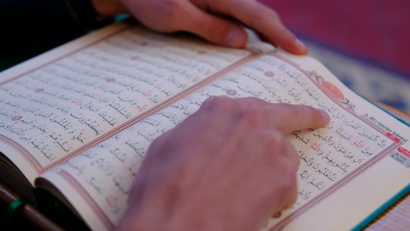 Man Who Read Quran Mosque alt