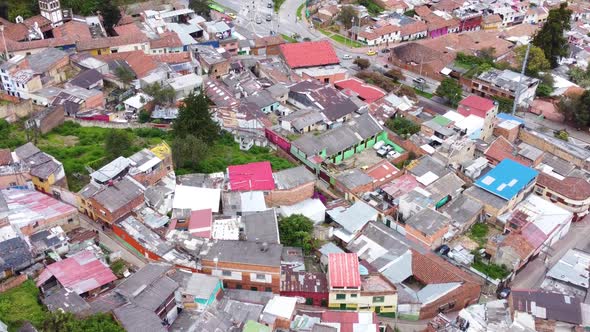 Vista Aérea Con Drone En Barrios Humildes De Colombia alt