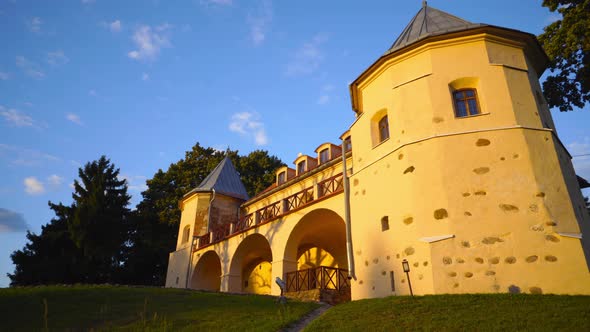 Norviliskiu Castle in sunset, Lithuania alt