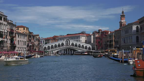 Night View of the Bridge Rialto on Grand Canal Famous Landmark Panoramic View alt