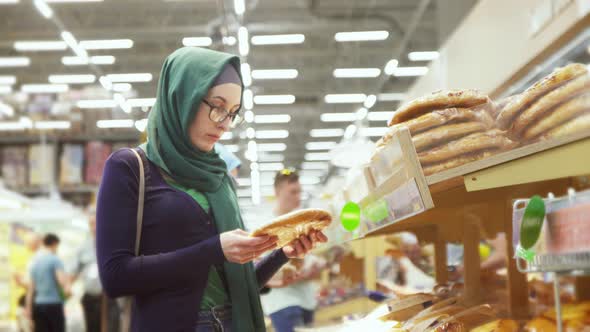 Beautiful Muslim Girl Shoppingchoose the Bread alt