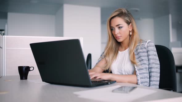 Happy Businesswoman Working on Her Laptop in the Office alt