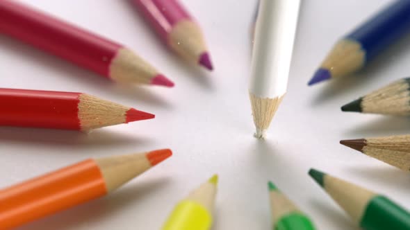 Breaking color pencile, Slow Motion alt