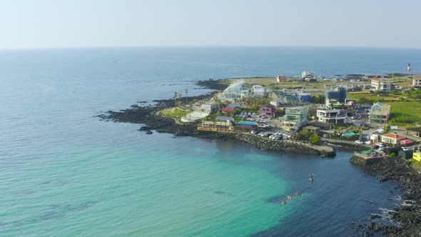 A tourist destination in Jeju Island where you can see the blue sea and the horizon. alt